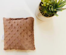 Charger l&#39;image dans la galerie, Sac réconfortant carré OURSON PÊCHEUR CHOCOLAT
