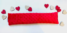 Charger l&#39;image dans la galerie, Sac Chauffant Long FALLING IN LOVE ROUGE
